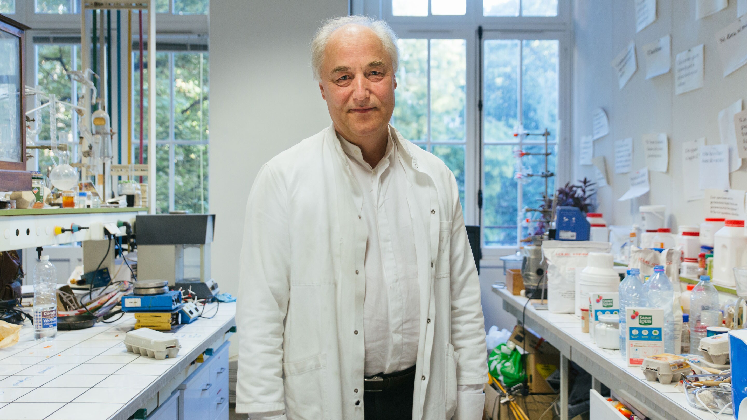 Laboratoriossaan oleva Hervé This