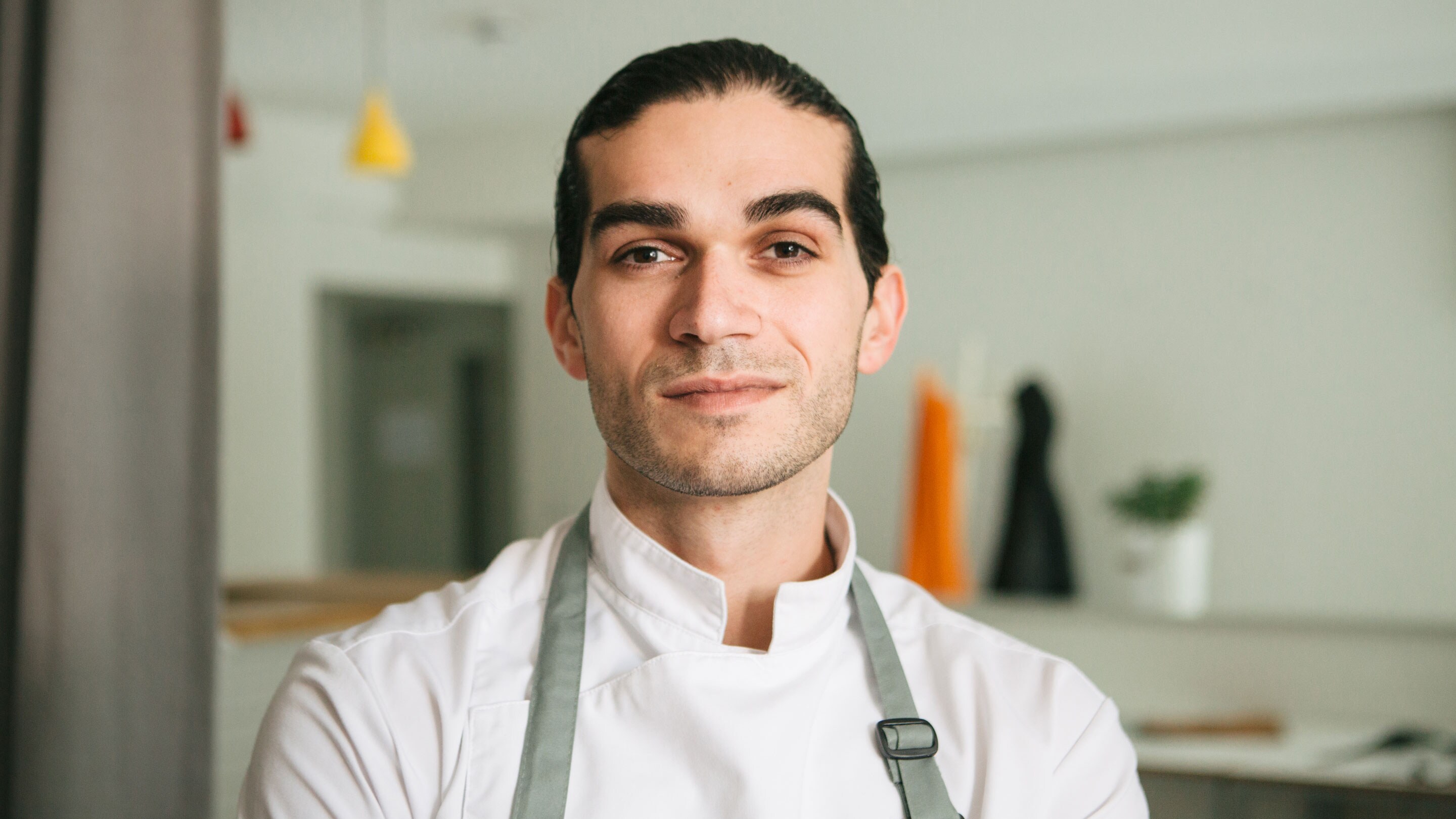 Ravintolansa keittiössä oleva Jozef Youssef