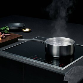 AEG:n induktiokeittotasolla olevat pannut