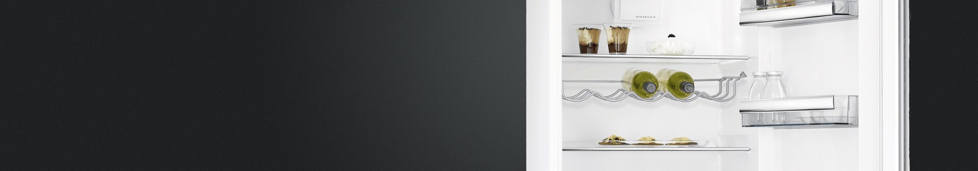 Avoin jääkaappi, jossa on ruokaa ja juomia