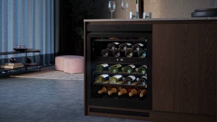 Viinikaappi asennettuna keittiötason alle