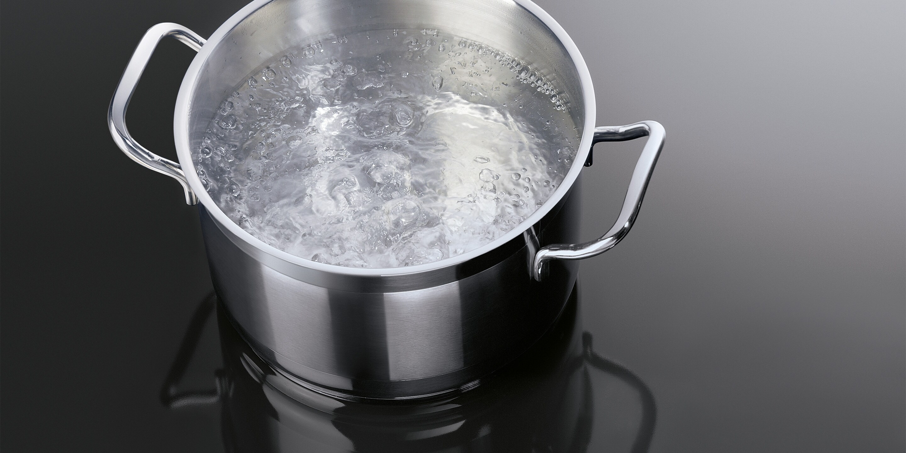 Vettä kiehumassa induktiokeittotasolla