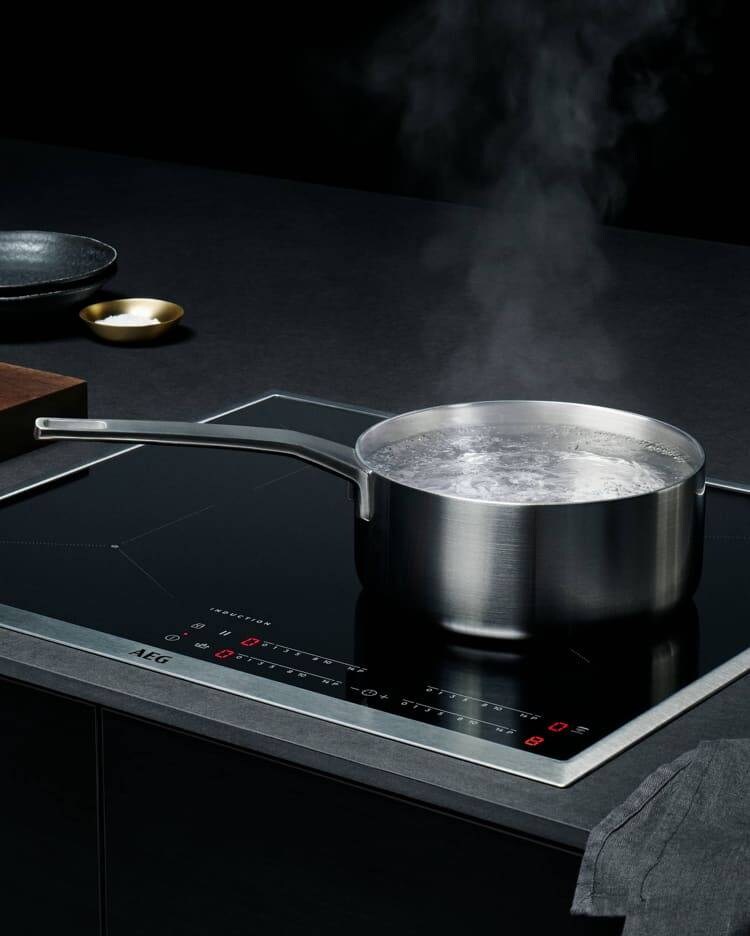 Kiehuva vesi 7000 Sense-keittotasolla