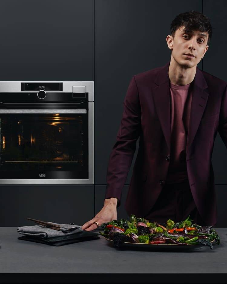 Mies seisoo 9000 SteamPro-uunin vieressä