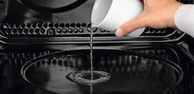 Veden lisääminen monitoimiseen SteamBake -höyryuuniin