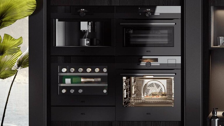 Matt Black -malliston viinikaappi ja kahvinkeitin