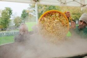 Ruoka valmistumassa suuressa keittoastiassa Feedbackin "Feed the 5000" -tapahtumassa
