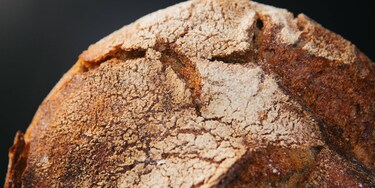 Höyryn avulla kypsennetyn maalaisleivän kullanruskea pinta