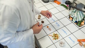 Hervé laboratoriossaan
