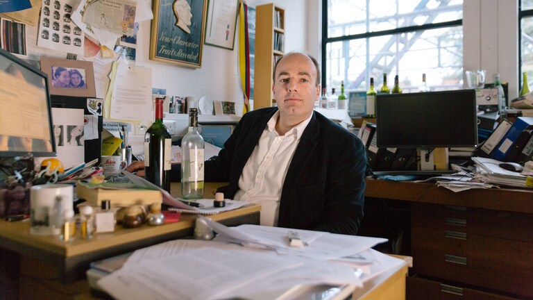 Yliopistolla toimistossaan oleva Charles Spence