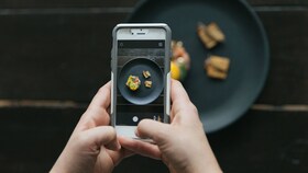 Kokki ottamassa kuvaa täydellisestä gourmet-ruoasta