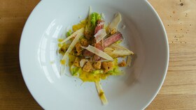 Ludwig Maurerin caesarsalaatti Wagyu-naudanlihan kera
