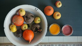 Kulho luomuhedelmiä, kuten appelsiineja