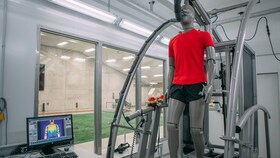 Adidaksen älyvaatteiden laboratorio mannekiinilla