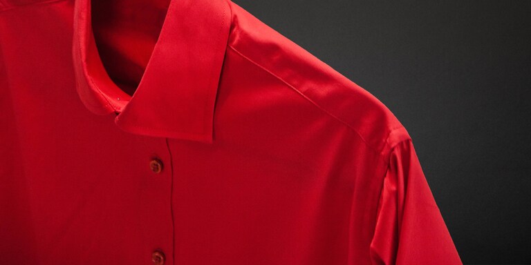 Kirkkaan punainen paita