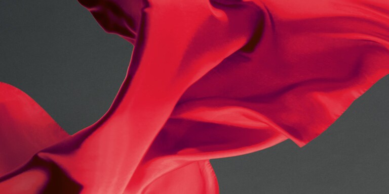 Tummalla taustalla oleva punainen silkkivaate