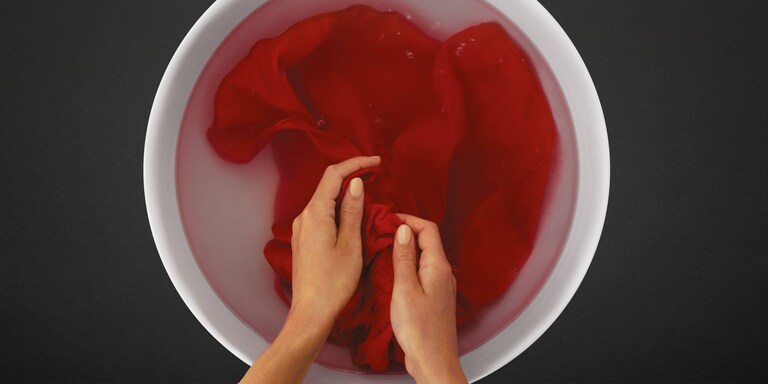 Punaisen tekstiilin käsinpesu