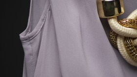 Purppuranvärinen silkkitoppi yhdistettynä koruihin