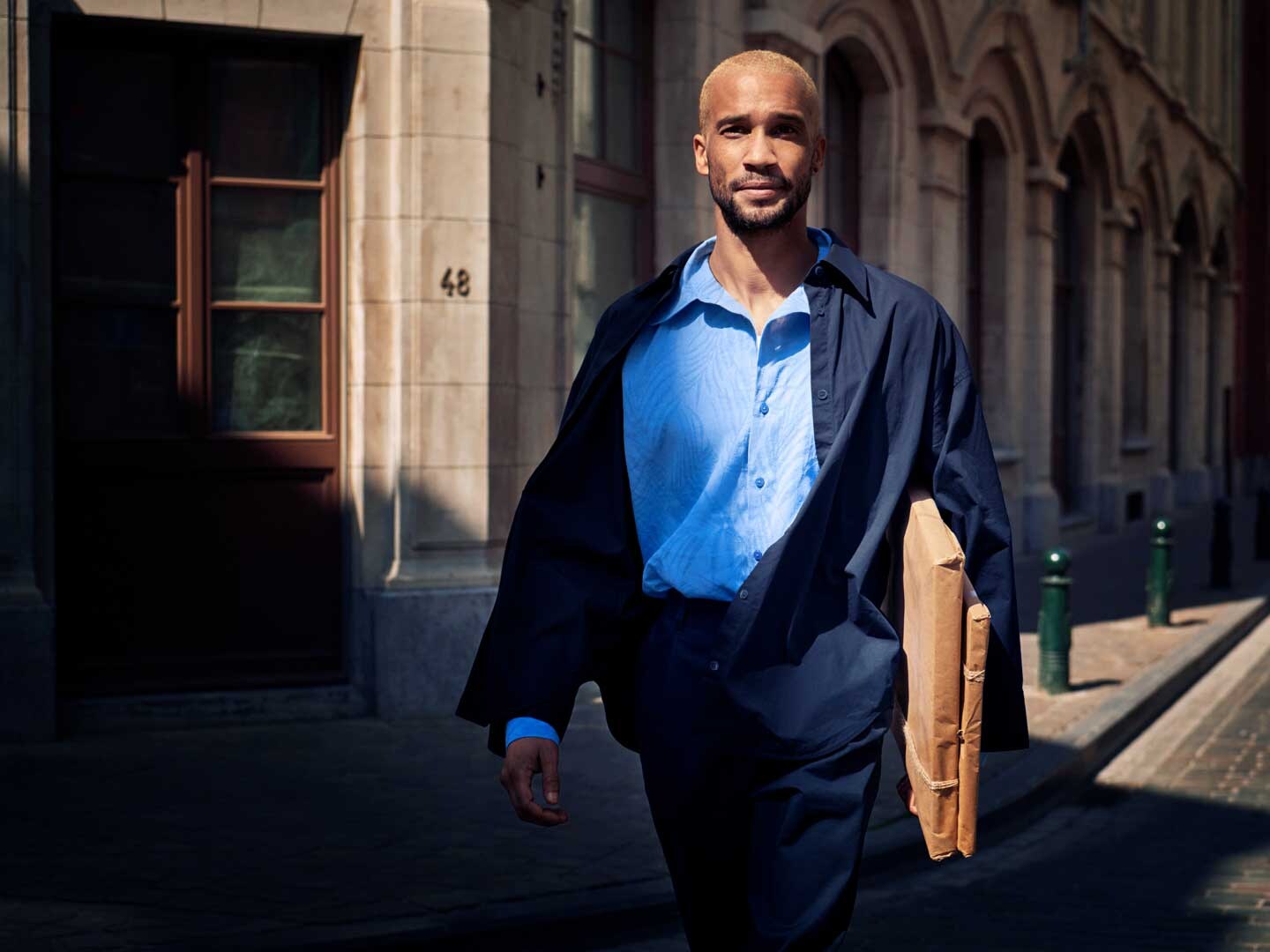 Man i blå skjorta ute på promenad
