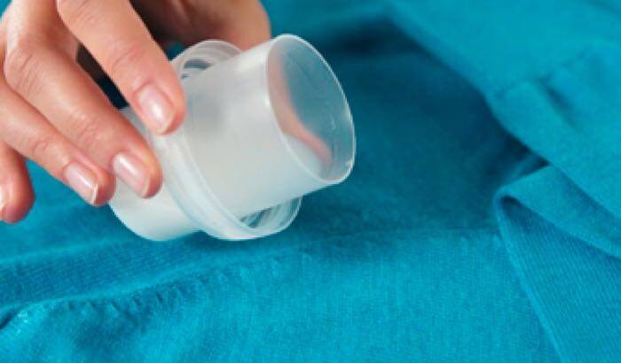 pesuaineen lisääminen tahraan