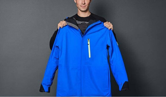 mies pitelee sinistä takkia