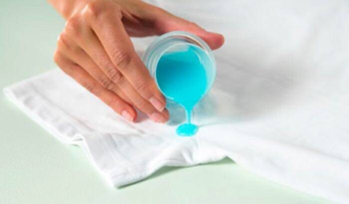 pesuaineen lisääminen tahraan