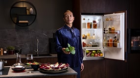 Jääkaapinovi auki keittiössä