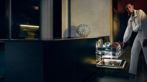 Nainen täyttää astianpesukonetta