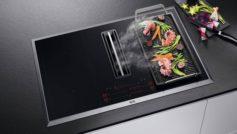 Ruoanlaittoa plancha-grillillä AEG:n liedellä.