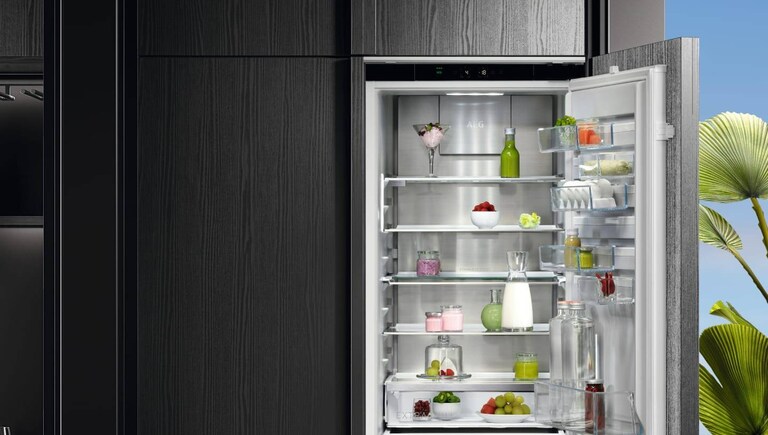 AEG:n jääkaappi täynnä ruokaa. 