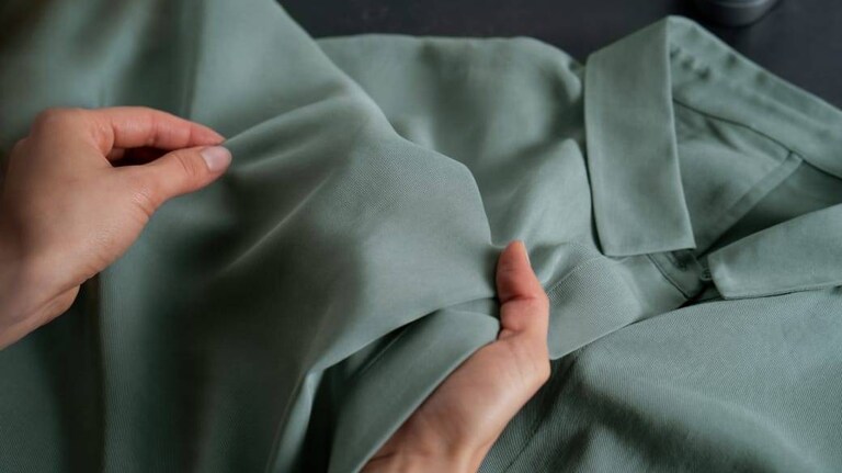 Lähikuva höyrykypsennyksestä ja uunipellistä.