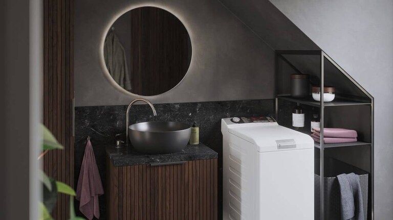 Päältä täytettävä AEG:n pyykinpesukone kylpyhuoneessa. 