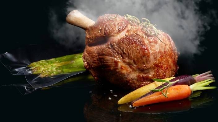 Höyrykypsennettyä lihaa ja vihanneksia. 