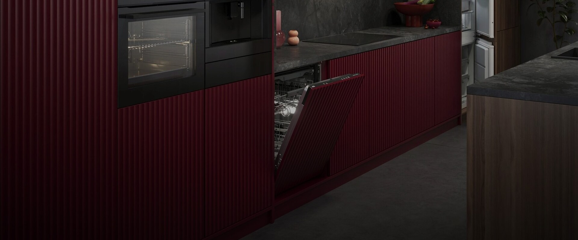 Tyylikäs keittiökokonaisuus integroiduilla AEG-kodinkoneilla, mukaan lukien uuni, kahvinkeitin ja puoliksi avoin astianpesukone punaisilla, uritetuilla luukuilla.