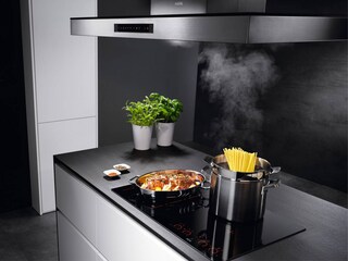 Pastaa keittymässä induktiotasolla