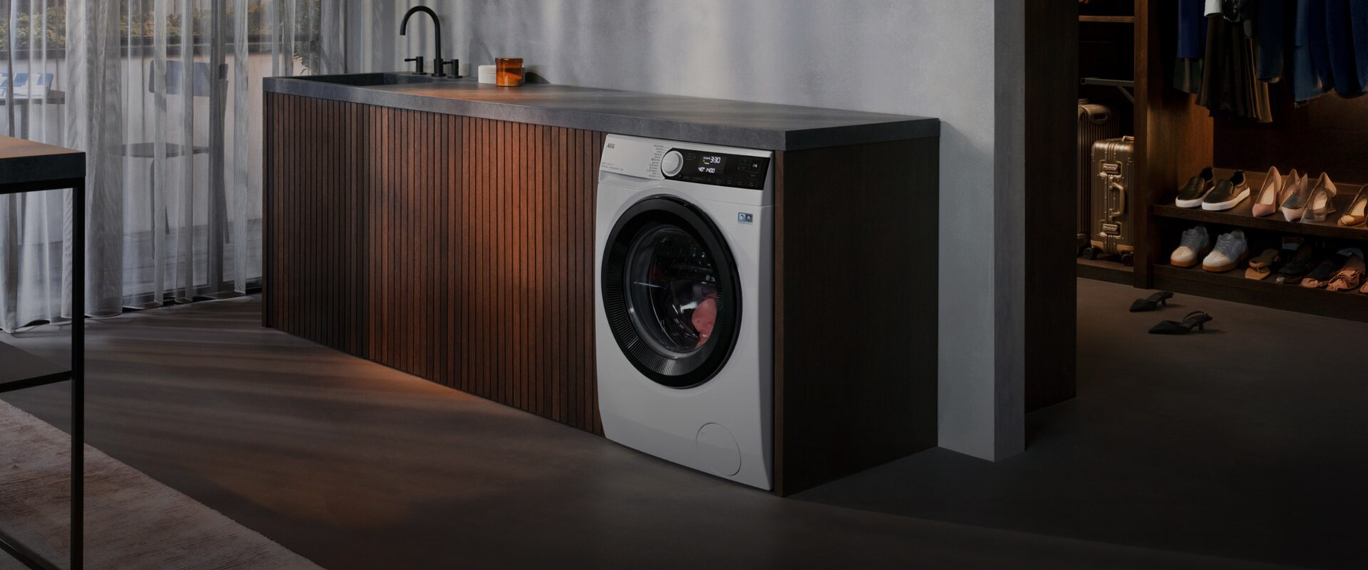 Pyykinpesukone kodinhoitohuoneessa.