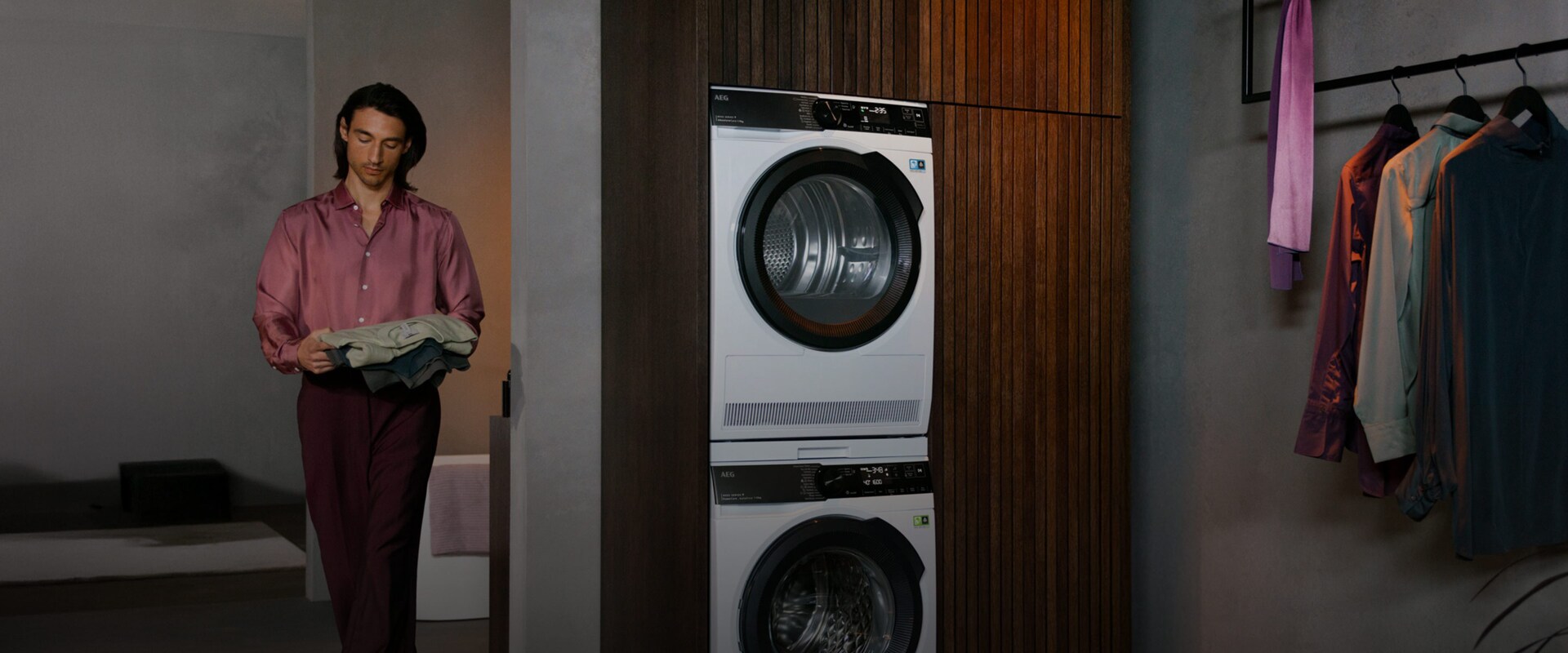 Kuivausrumpu on sijoitettu pesukoneen päälle.