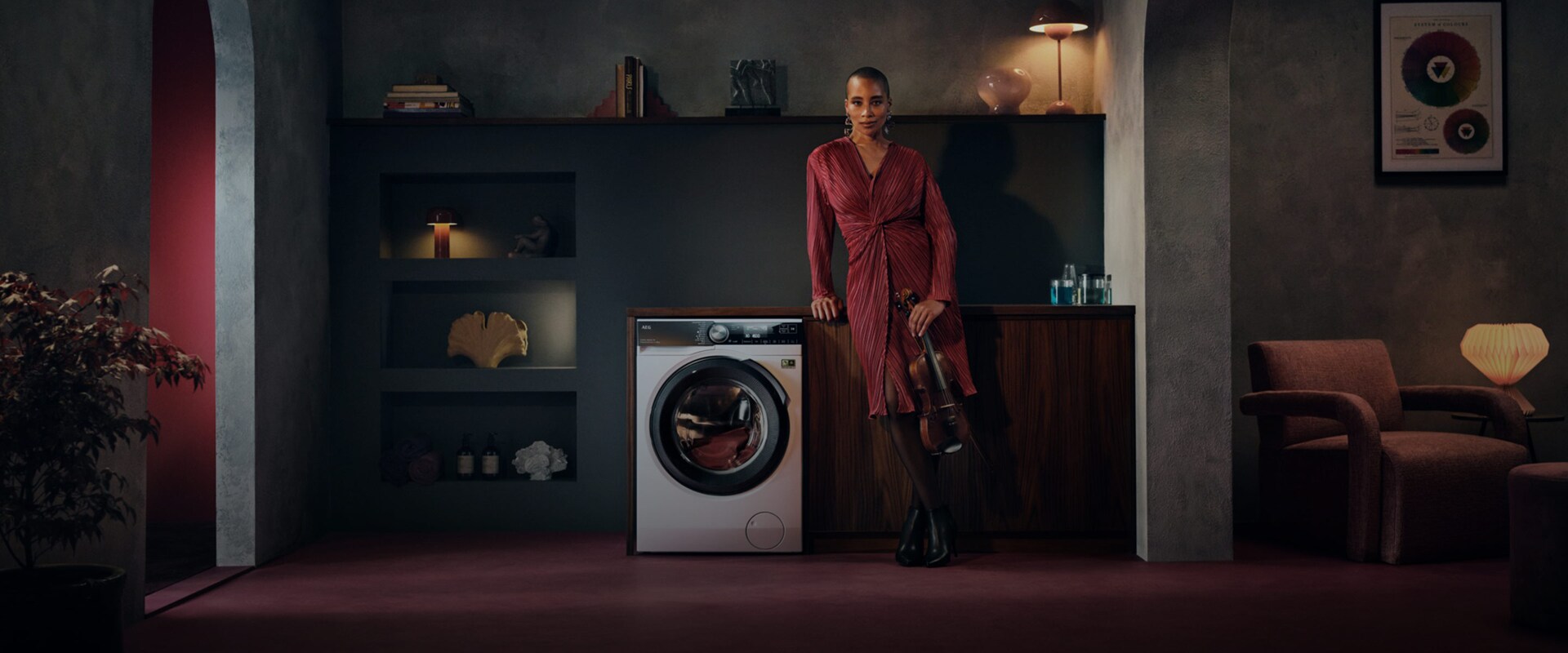 Nainen seisoo pesukoneen edessä