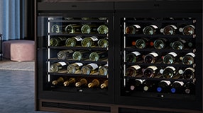 Viinipulloja AEG:n viinikaapissa