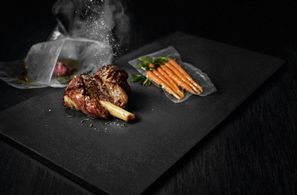 Sous vide -tekniikan avulla valmistetut vihannekset joissa on täydellinen sisälämpötila Sous vide -tekniikan avulla valmistetut vihannekset joissa on täydellinen sisälämpötila